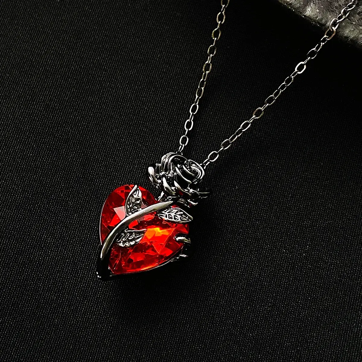 Love Rose Necklace With Gothic Dark Design And Entangled Flower Heart Shaped Collar Chain For Valentine's Day Jewelry Gifts